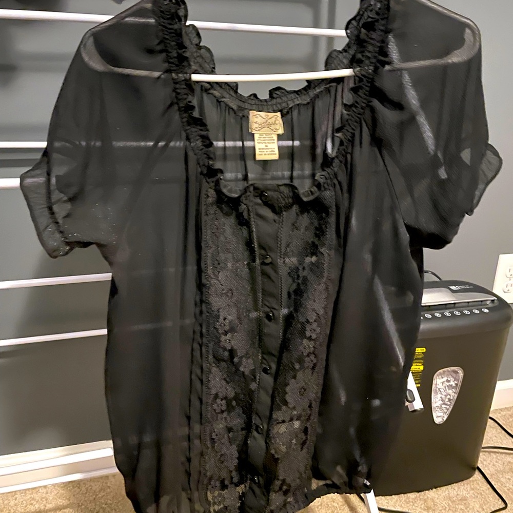 Dressy Top.. lightweight..black lace